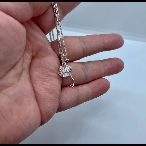 Sterling silver love knot necklace - Picture 5 of 9